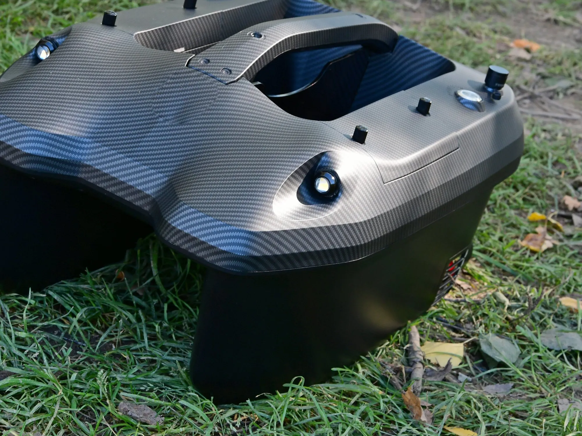 Karbónový trup XBOAT-5 s LED svetlami