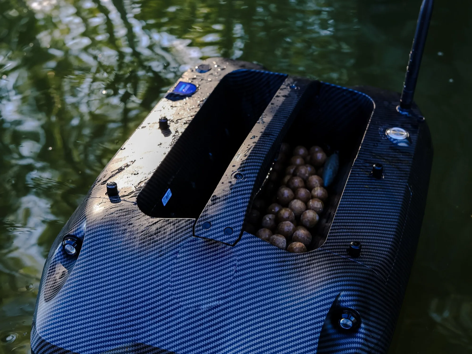 XBOAT-5 na vode so zásobníkmi plnými boilies