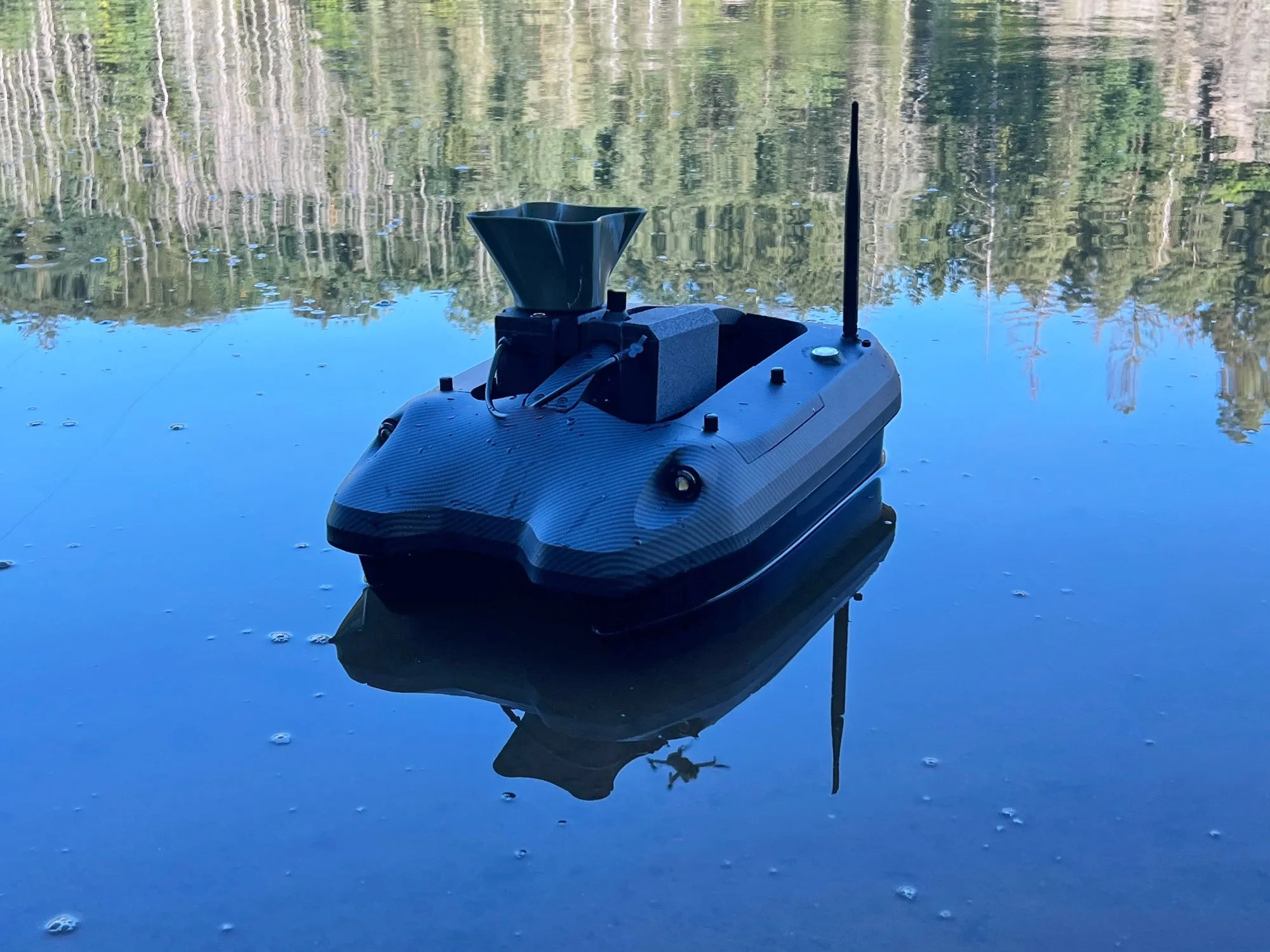 XBOAT-5 s rozmetadlom SPD-5 na vode