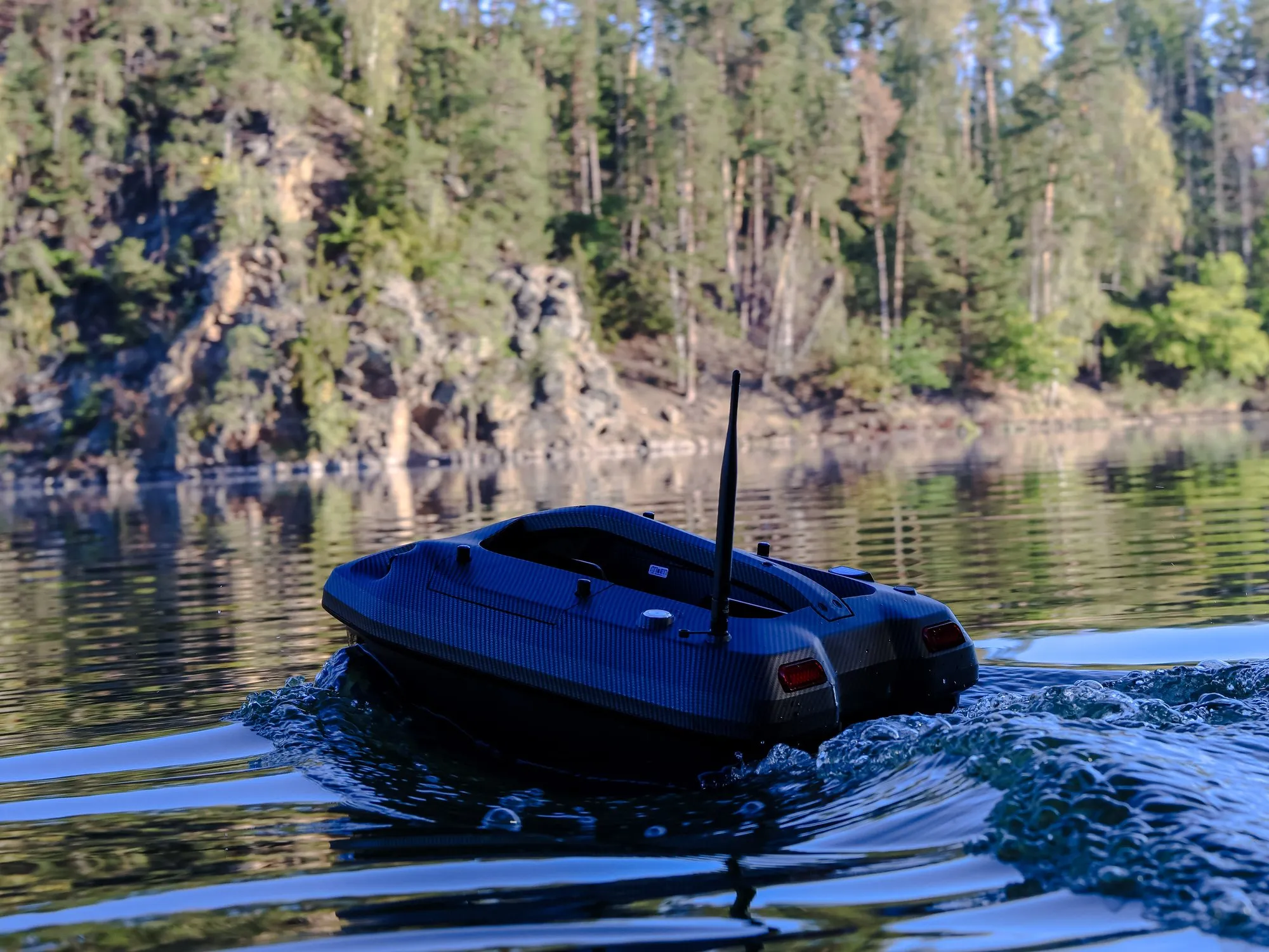 XBOAT-5 vyráža od brehu na jazere